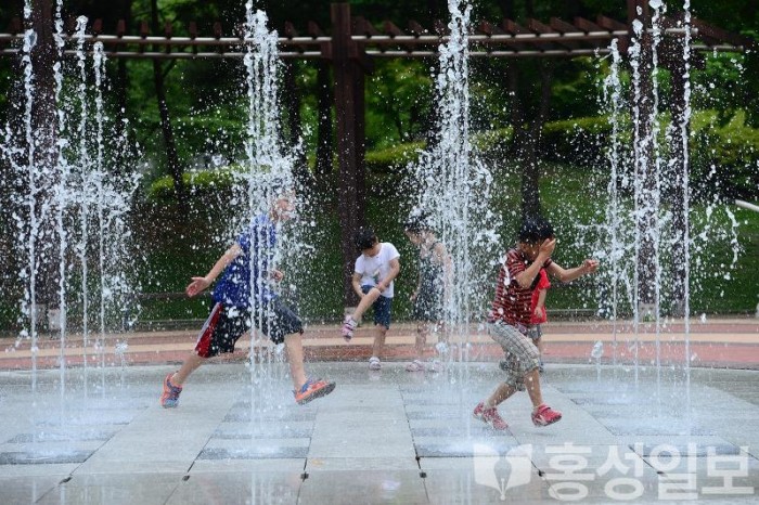 13일 (홍성군, 올 여름 도시공원 내 물놀이시설 운영중단_작년 도시공원 내 바닥분수에서 물놀이를 즐기는 어린아이들).jpg